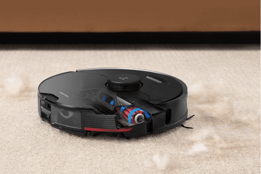 На картинке можно увидеть резиновую щетку Roborock S7 MaxV во время уборки ковра.